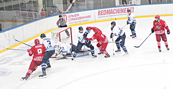 «Ростову» (красные) в обеих матчах пришлось нелегко. Фото с сайта www.hc-rostov.ru