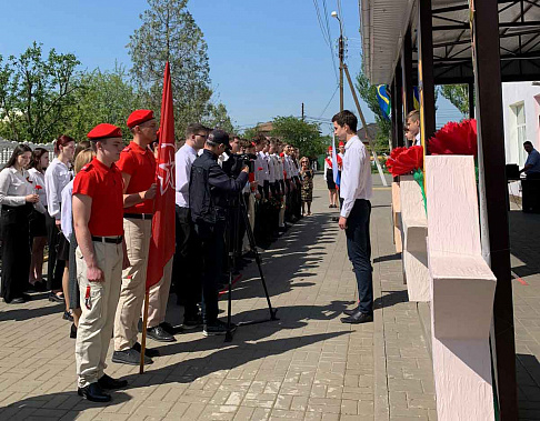 В Батайске открыли мемориальную доску кавалера ордена Мужества танкиста Артура Агашина