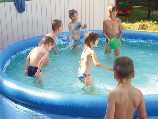 В жаркий денек можно поплескаться в бассейне.