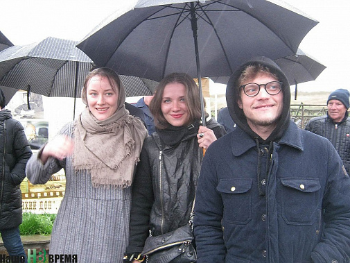 Актеры Полина Чернышова (Аксинья), Анастасия Веденская (Дарья) и Евгений Ткачук (Григорий).