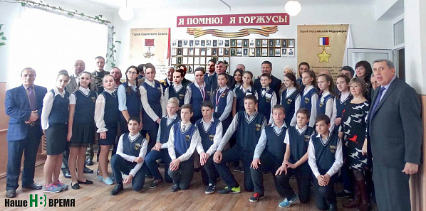 Гости, хозяева музея и новые «Соколы России» сфотографировались на память.