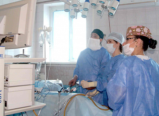 Сергей ДИМИТРИАДИ с коллегами проводит операцию по поводу рака почки.