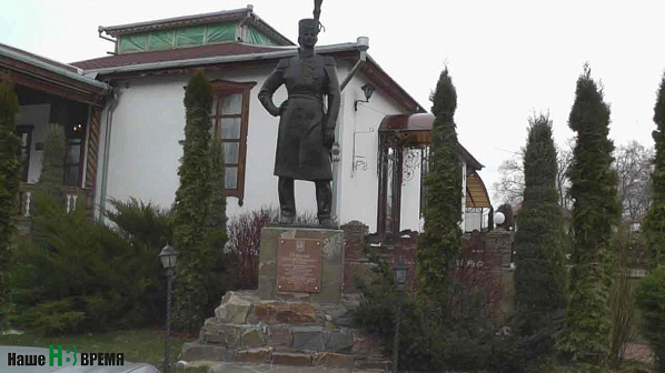 Памятник атаману Платову: мимо него не проходит ни один посетитель.