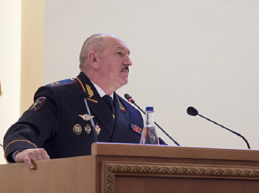 Генерал-лейтенант О. Агарков на трибуне донского парламента