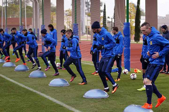 В перерывах между играми футболисты «Ростова» интенсивно тренируются по два раза в день.