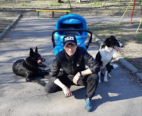 Капитан полиции Татьяна Белкова со своими собаками Злючим и Маликой. В коляске ее дочь Софья