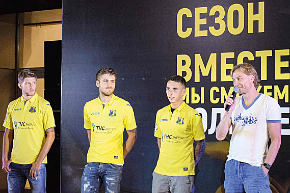 Новичков клуба представил главный тренер «Ростова» Валерий КАРПИН.