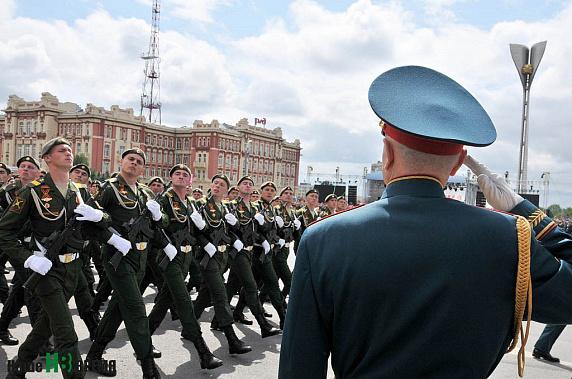 День Победы на Дону начался с военных парадов