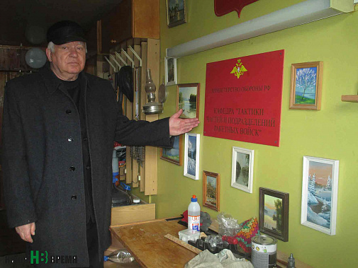 Полковник в отставке Евгений Федорович КОЗЕДУБ не думал, что его гараж может «исчезнуть», как и место, которому он отдал годы службы – Ростовское артиллерийское училище. Вывеску с кафедры, на которой работал в РАУ, он оставил на память, повесил в гараже. Полковник в отставке Евгений Федорович КОЗЕДУБ не думал, что его гараж может «исчезнуть», как и место, которому он отдал годы службы – Ростовское артиллерийское училище. Вывеску с кафедры, на которой работал в РАУ, он оставил на память, повесил в гараже.