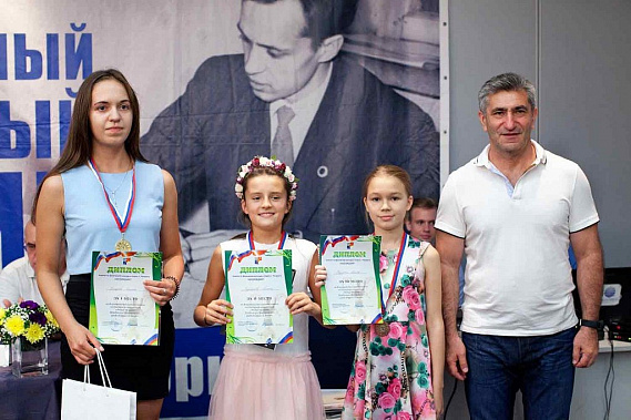 Награды отличившимся юным шахматисткам Эвите Черепановой и Аните Мурзиной вручил глава регионального минспорта Самвел Аракелян.