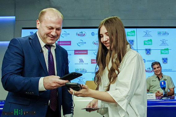 Президент клуба Александр Скрябин демонстрирует, что сейчас заплатить за билет на матч или абонемент на сезон можно со смартфона. Для многих любителей гандбола это будет удобно.