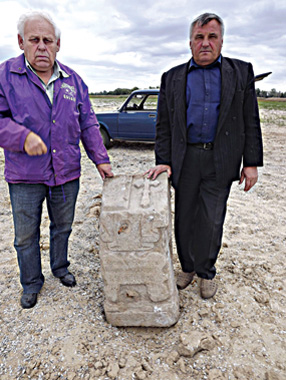 Бетонный памятник на могиле жены станичного атамана Ирины Алексеевны Кузнецовой