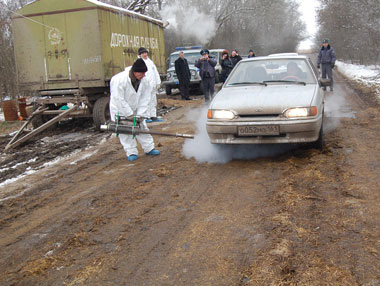 Дезинсектор Пономарев обрабатывает авто