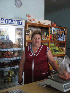 Кассирша в ашане. Продавщицы в сельских магазинах. Продавец подготавливает товар. Кассирша в магазине. Маникюр продавщицы из пятерочки.