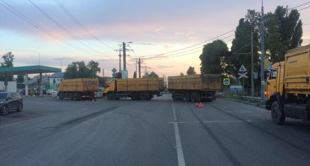 В ростовской промзоне столкнулись два грузовика