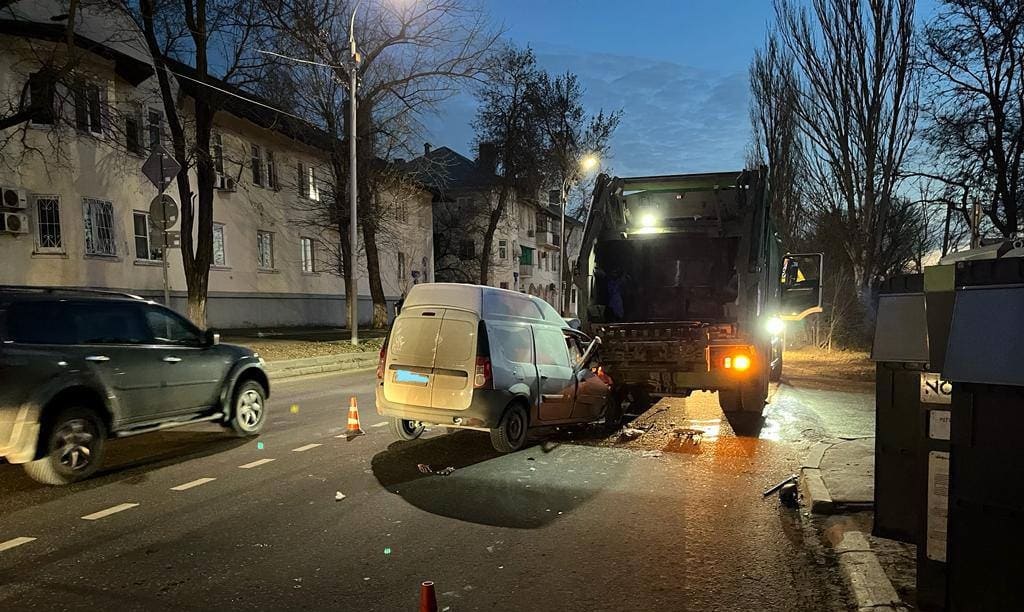 В Ростове, на улице Портовой, машина насмерть сбила грузчика мусоровоза