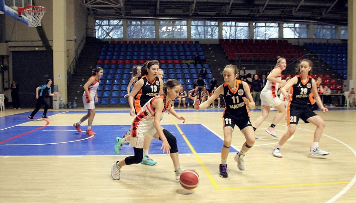 Елена Швайбович с лучшими баскетболистками состязаний