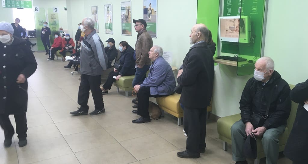 Давка в сокольниках из-за тюльпанов. Северная салтовка харьков сейчас. Там очередь. 09. Очереди в ссср демотиватор.