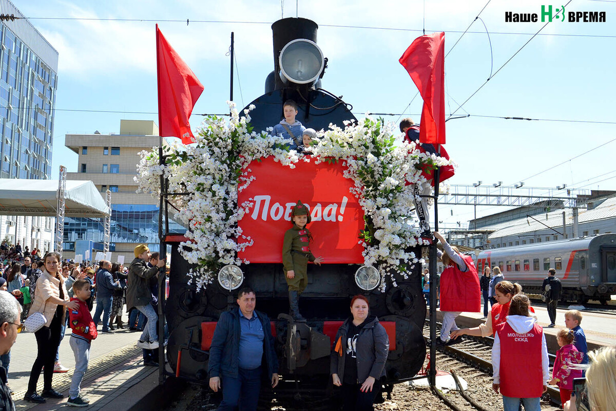 Тысячи донских жителей встретили в Ростове  ретропоезд «Победа»
