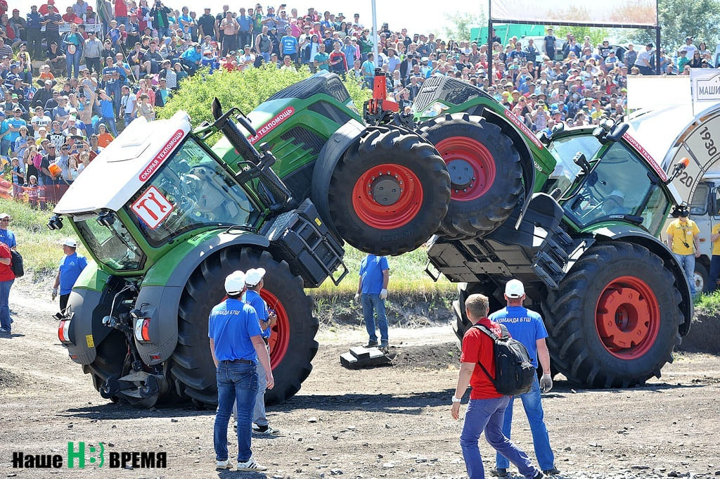 трактор new holland t4. трактор перемещает. трактор перемещает. гонки на тракторах бизон 2022. трактор перемещает платформу со скоростью 7.