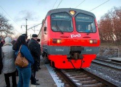 Городская электричка набирает ход и пассажиров