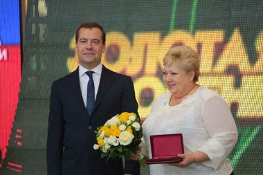 Председатель Правительства России Дмитрий Медведев и технолог ООО Председатель Правительства России Дмитрий Медведев и технолог ООО