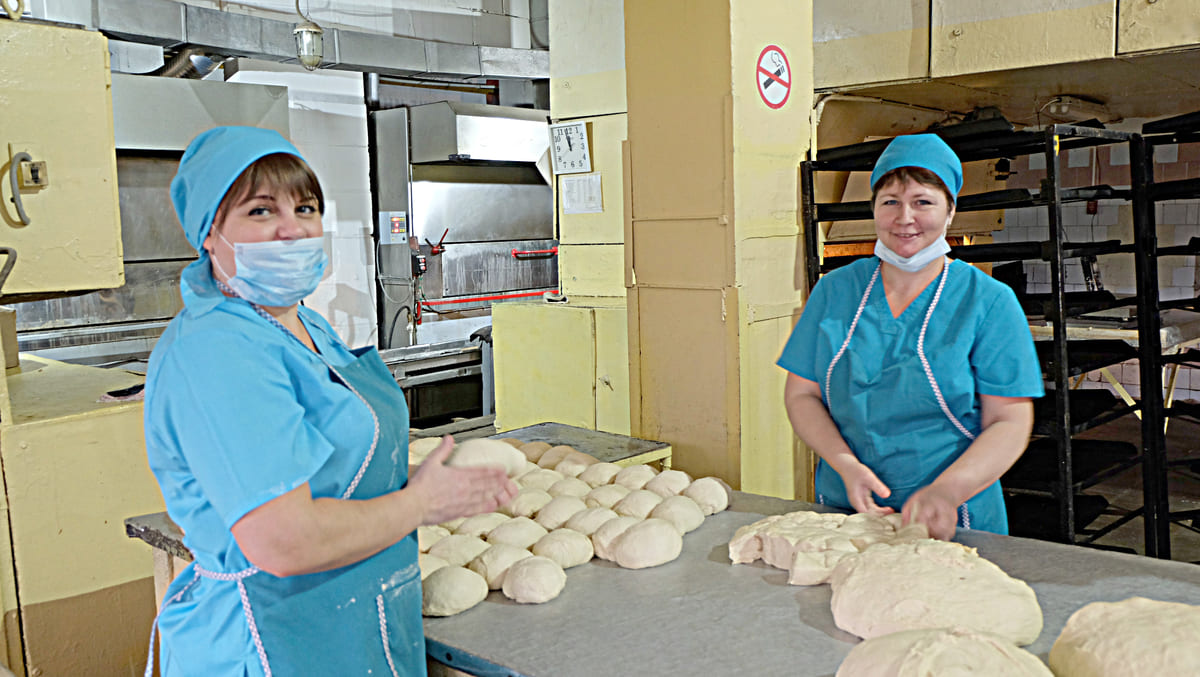 Ольга ЗАЙЦЕВА и Екатерина ТИМОФЕЕВА – пекари-мастера со стажем.