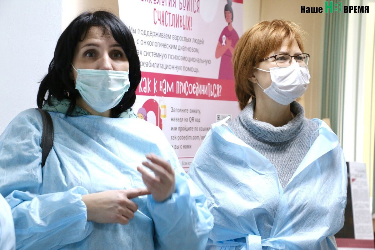 Участницы АНО «Рак победим» Ольга ЕВГРАФОВА (слева) и Елена КАМЕНКОВА рассказывают о проекте «Мы рядом» для пациентов ростовского Онкодиспансера. Участницы АНО «Рак победим» Ольга ЕВГРАФОВА (слева) и Елена КАМЕНКОВА рассказывают о проекте «Мы рядом» для пациентов ростовского Онкодиспансера.