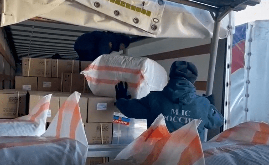 гуманитарная помощь под ростовом. сбор гуманитарной помощи. ростов дон гуманитарка. гуманитарная помощь донбассу из ростова. выдача гуманитарной помощи.