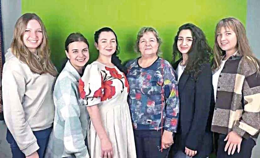 Команда проекта: Алина БИРЮКОВА, Дарья ДЕНИСЕНКО, Анастасия БОЧАРОВА, Людмила КУЗЬМИНА, Илона ПАНЯН, Дарья КРАСНОКУТСКАЯ (слева направо). Команда проекта: Алина БИРЮКОВА, Дарья ДЕНИСЕНКО, Анастасия БОЧАРОВА, Людмила КУЗЬМИНА, Илона ПАНЯН, Дарья КРАСНОКУТСКАЯ (слева направо).