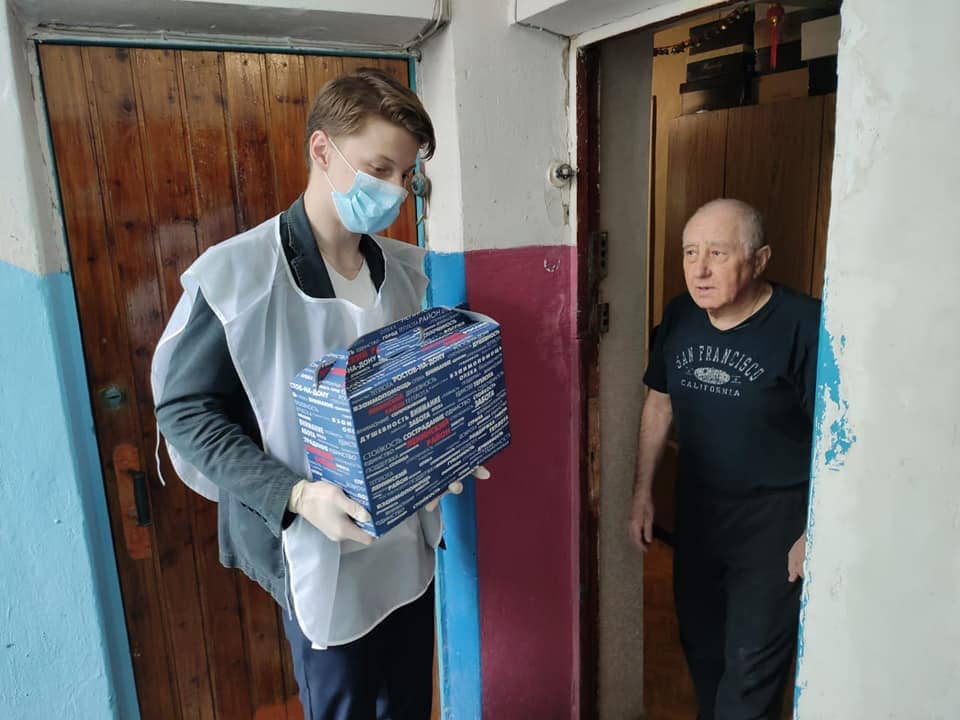 оказание помощи пожилым людям. благотворительные обеды. благотворительность фото. мы вместе волонтеры ростовская область. помощь людям ростов на дону.