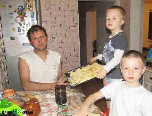 Фотоотчет #ЕстьКонтактНВ: семья КЛИМЕНКО печет свои домашние пирожки вместе!