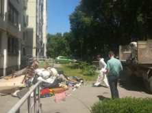 Замусоренную квартиру убирали в присутствии … судебных приставов