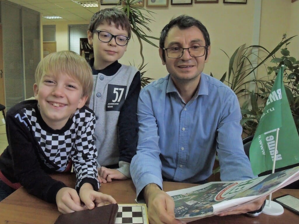 Гости «Нашего времени» - победитель конкурса в номинации «Городские школы» педагог Ованес Луспикаев со своими воспитанниками Андреем Луспикаевым и Аркадием Мащенко. Гости «Нашего времени» - победитель конкурса в номинации «Городские школы» педагог Ованес Луспикаев со своими воспитанниками Андреем Луспикаевым и Аркадием Мащенко.