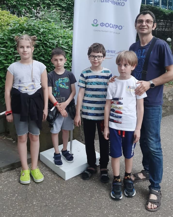 На спортивные соревнования прибыли 120 участников. Школьная команда. Школа 2 Туапсе.