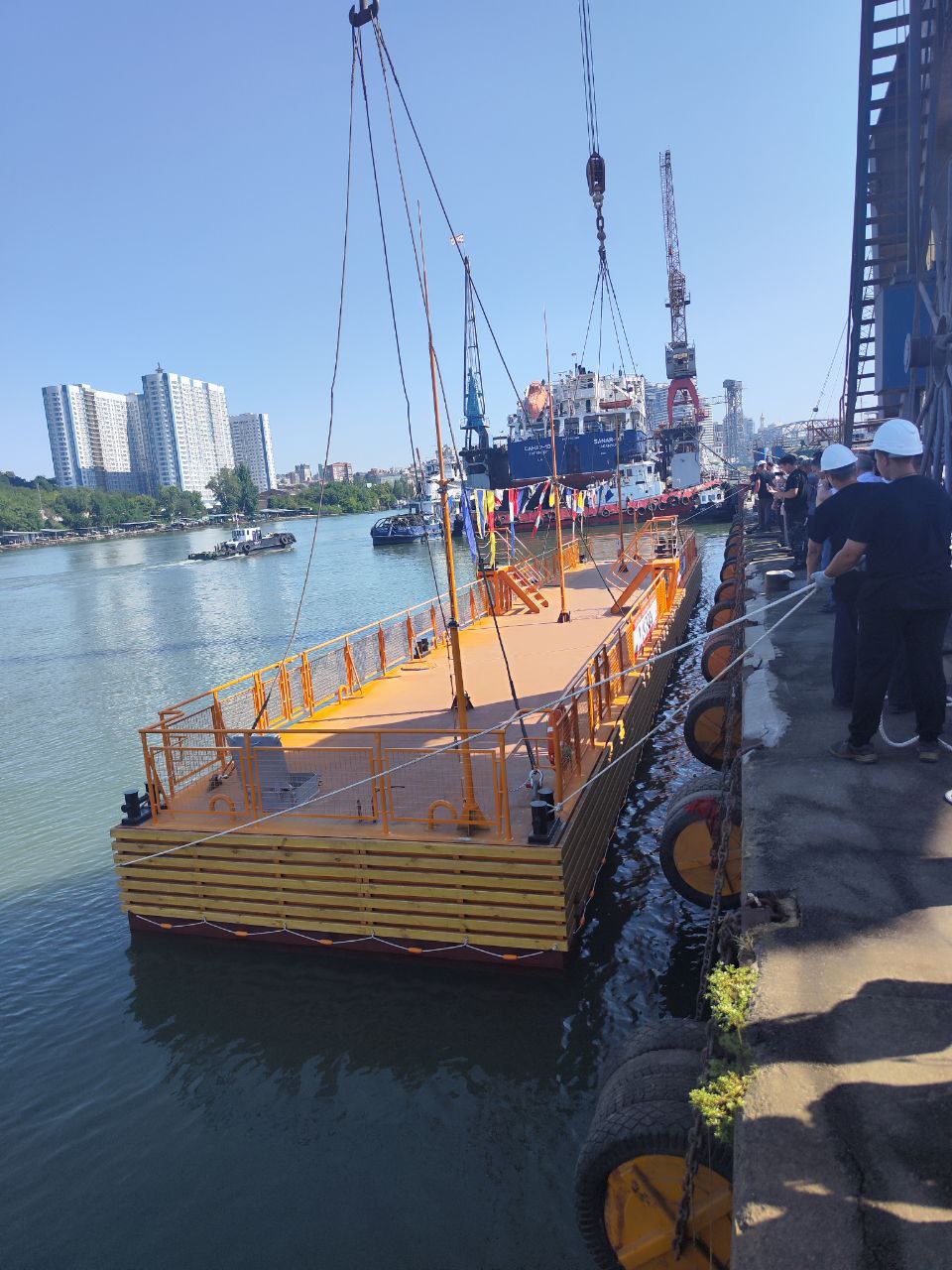 На ростовском судоремонтном заводе «Моряк» спустили на воду плавучий ...