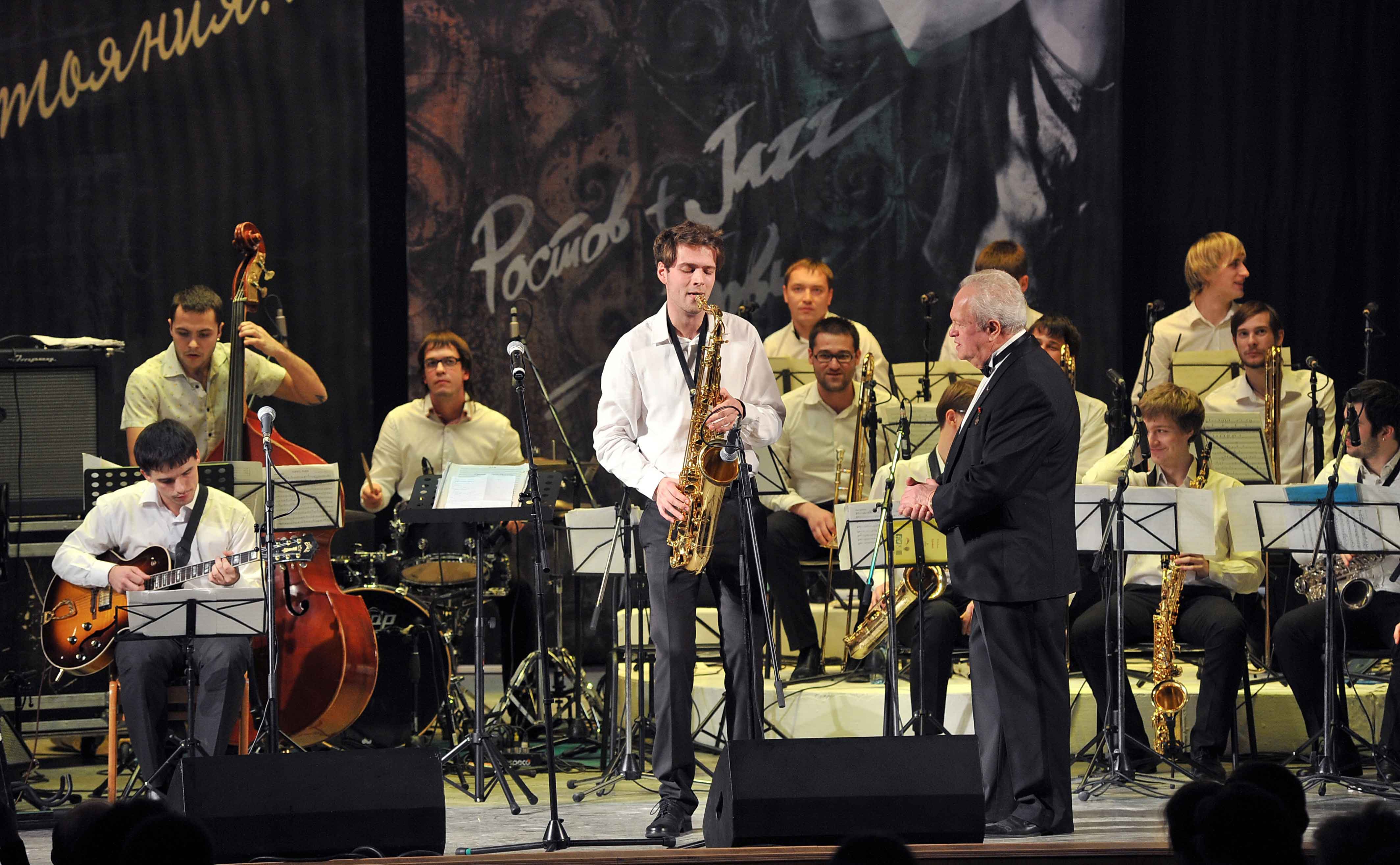 формат public talk. джаз в таганроге. аплодисменты толпы. мероприятия public talk. концерт.