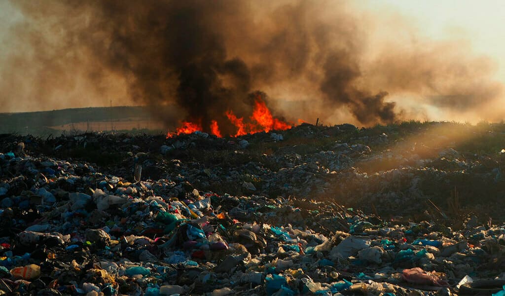 В Каменске-Шахтинском снова загорелся мусорный полигон