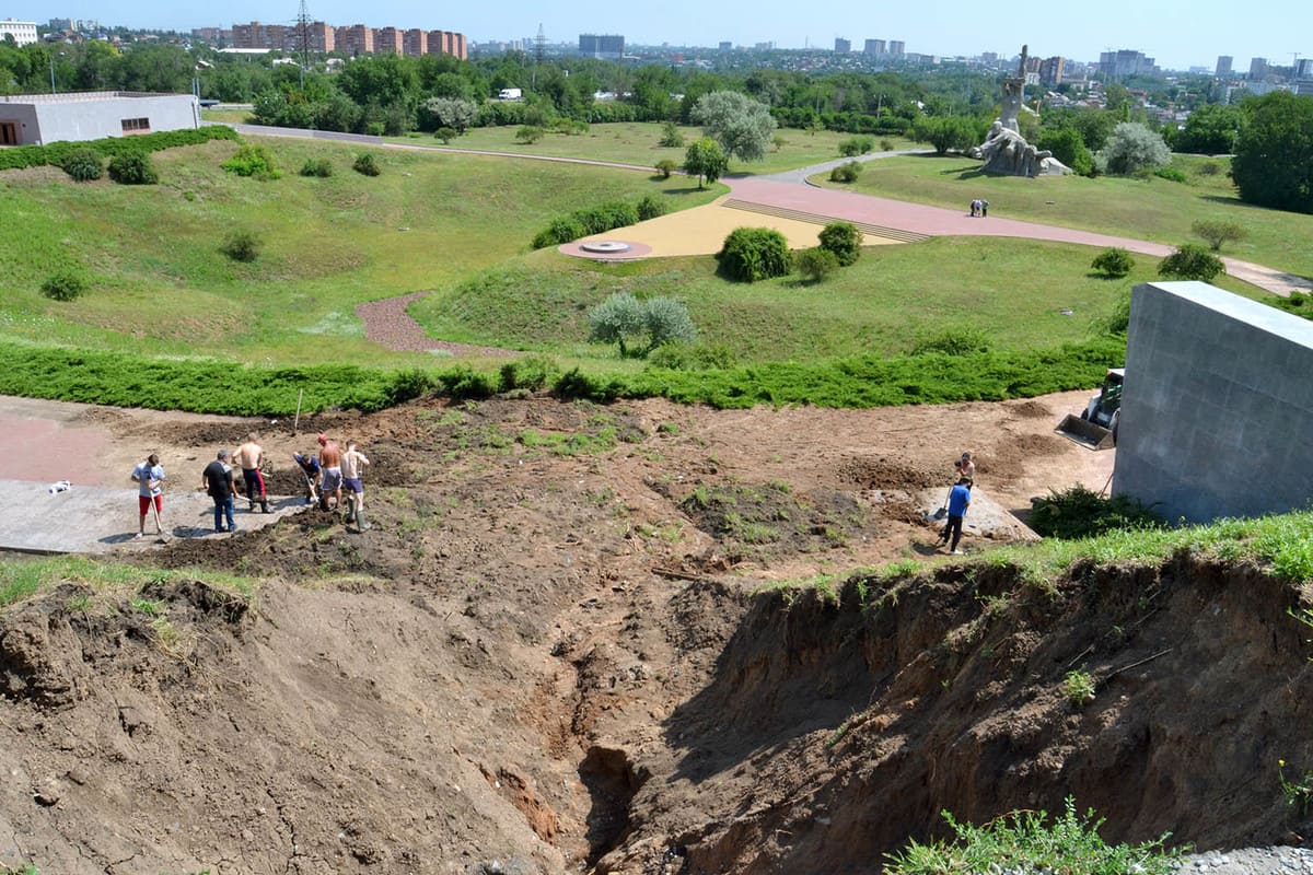 Змеевская балка ростов на дону. Мемориал в Змиевской балке Ростов-на-Дону. Змиевская балка Ростов на Дону. Мемориал Змиевская балка Ростов. Змиевская балка Ростов на Дону 1942.