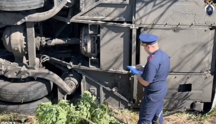 В результате опрокидывания автобуса пострадали люди