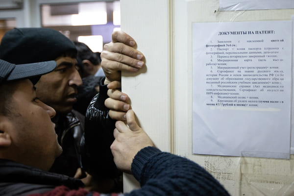 Пожилой гражданин Таджикистана умер в очереди ростовского миграционного отдела