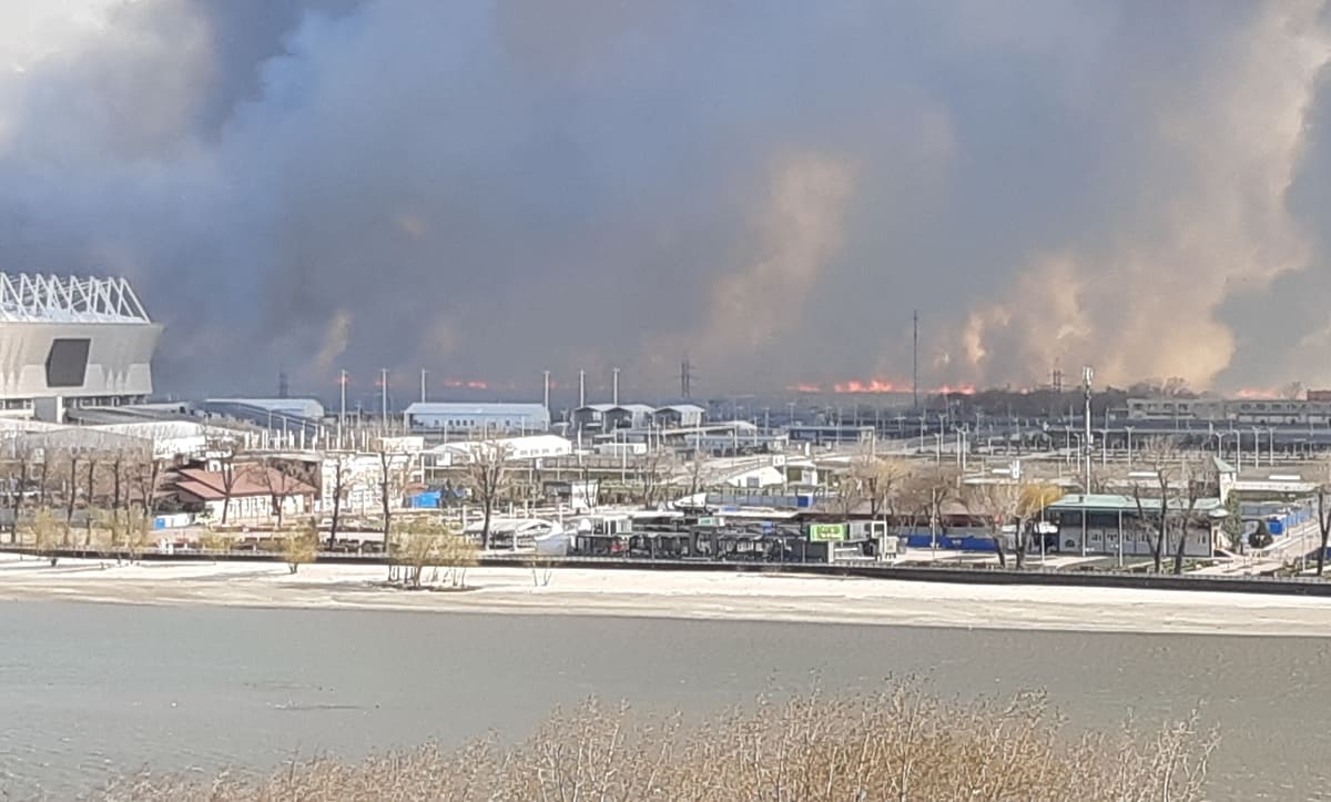 Пожар на левом берегу. Пожар на левом берегу Дона. Пожар левый берег Ростов. Пожар на левом берегу сегодня. На другом берегу пожар.