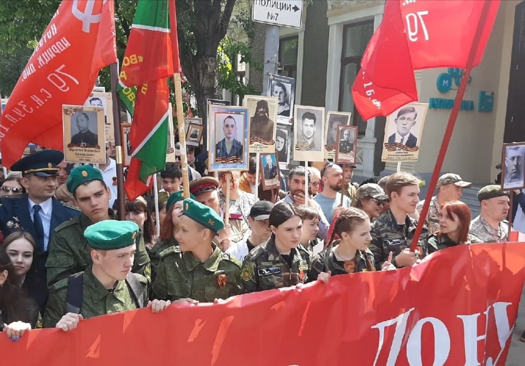 В День Победы погибшие герои вошли в строй Бессмертного полка Ростовской области. Фото РРОВПМО "Донской фронт". В День Победы погибшие герои вошли в строй Бессмертного полка Ростовской области. Фото РРОВПМО "Донской фронт".
