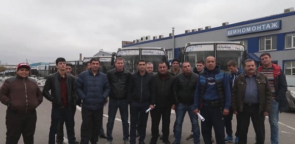 Водители АТП-3 «Транссервис», отстраненные от работы на маршрутах №№ 94 и 96, призвали власти города вернуть их на автобусные маршруты. В противном случае они готовы блокировать мэрию.Фото с сайта don24.ru
