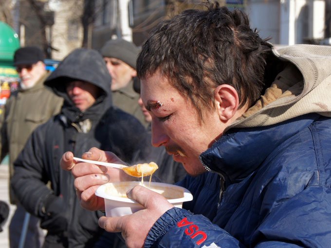 Еда для бездомных. Обеды для бездомных. Питание бездомных. Еда бомжей.