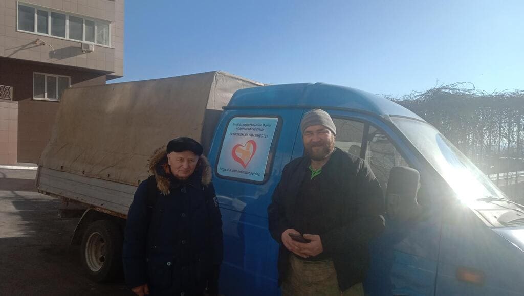 Владимир Габрусь (слева) с машиной помощи из Тобольска 