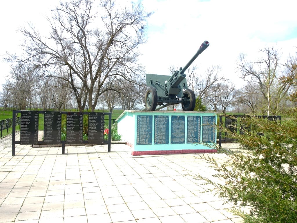 Таким мы увидели мемориальный комплекс «Вечная память павшим в годы Великой Отечественной войны» у хутора Московский перед реконструкцией весной 2021 года