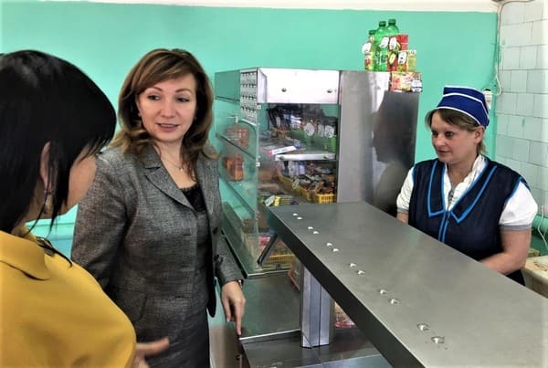 Лариса Тутова: «Накормить младшеклассников Дона горячими обедами поможет федеральный бюджет»