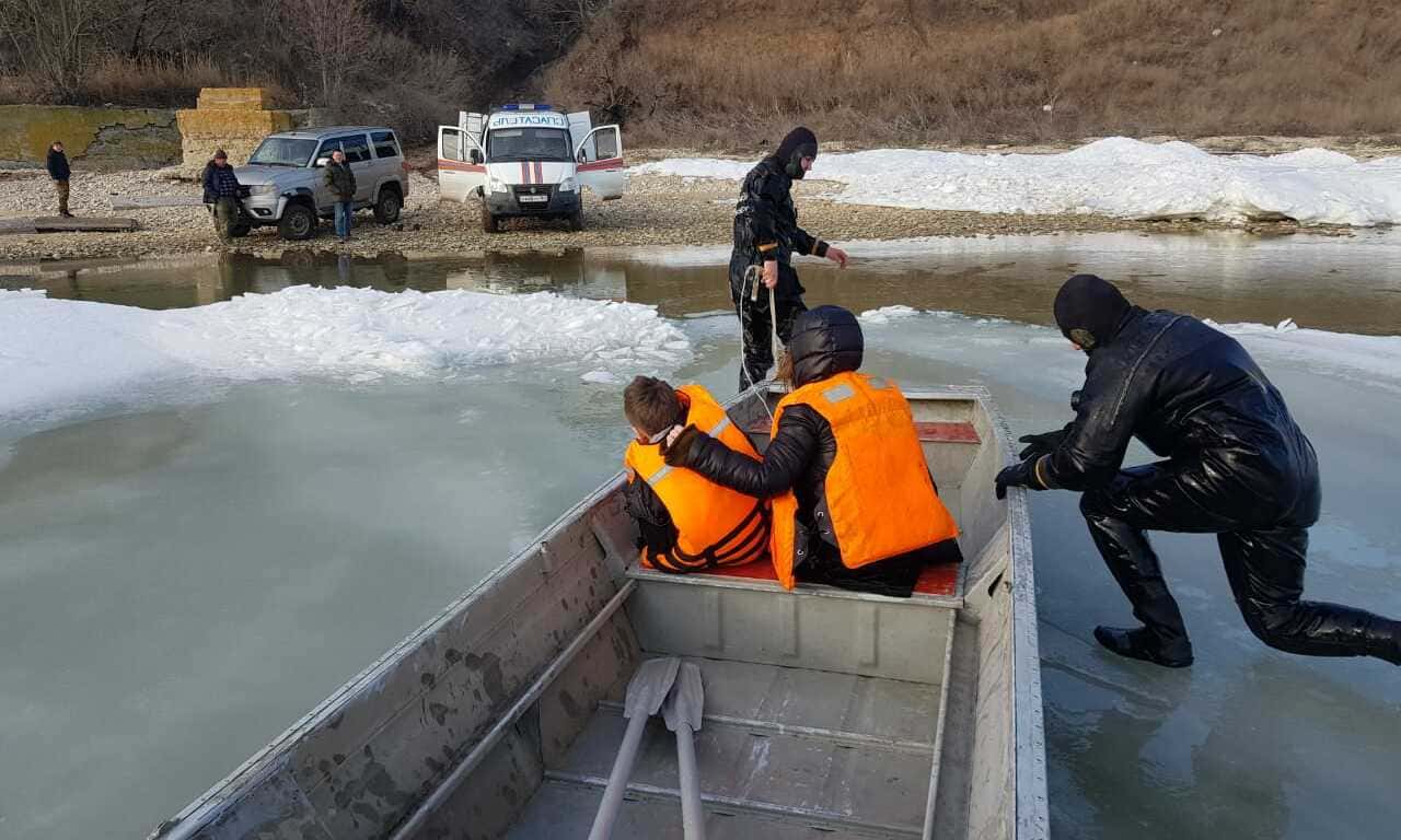 В Неклиновском районе спасатели сняли со льдины двух детей