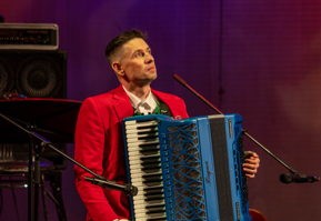 Аккордеонист Александр Поелуев: «Прямо во время концерта художник Алексей Гладков-Евтушенко перенесёт цветовое звучание на холст!»